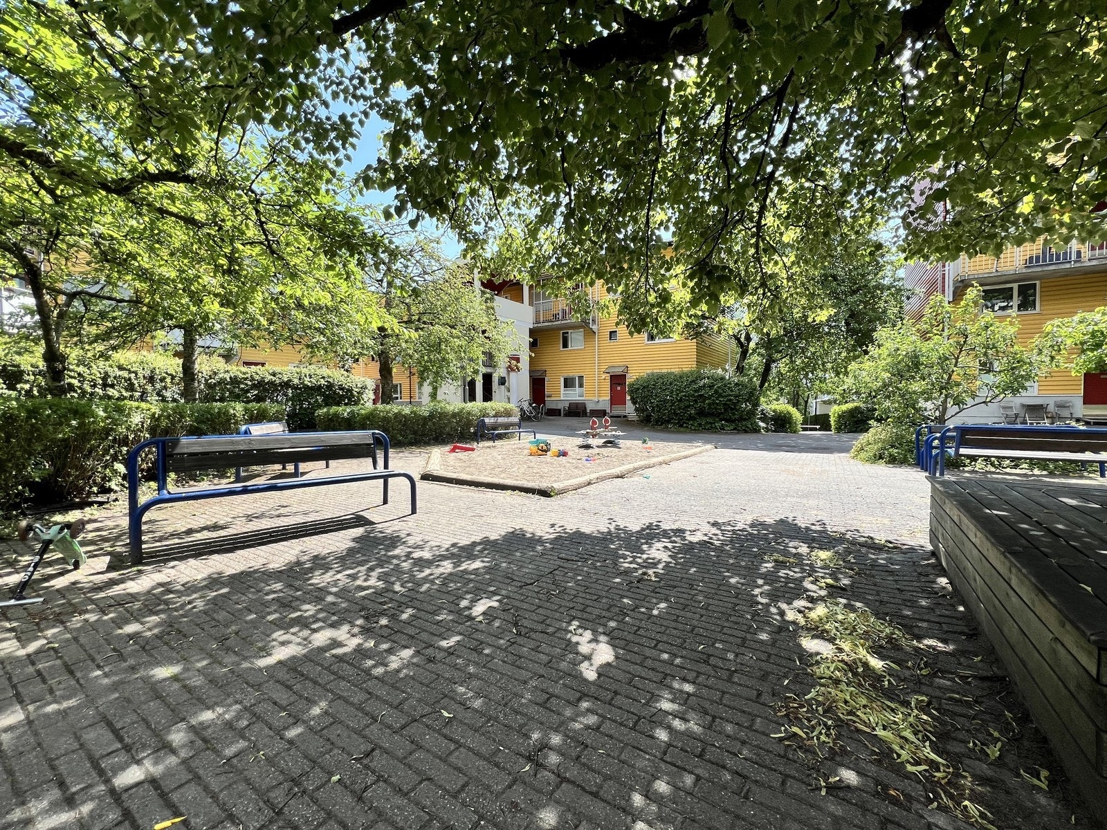 Lekeplass på tunet utenfor Galleribilde
