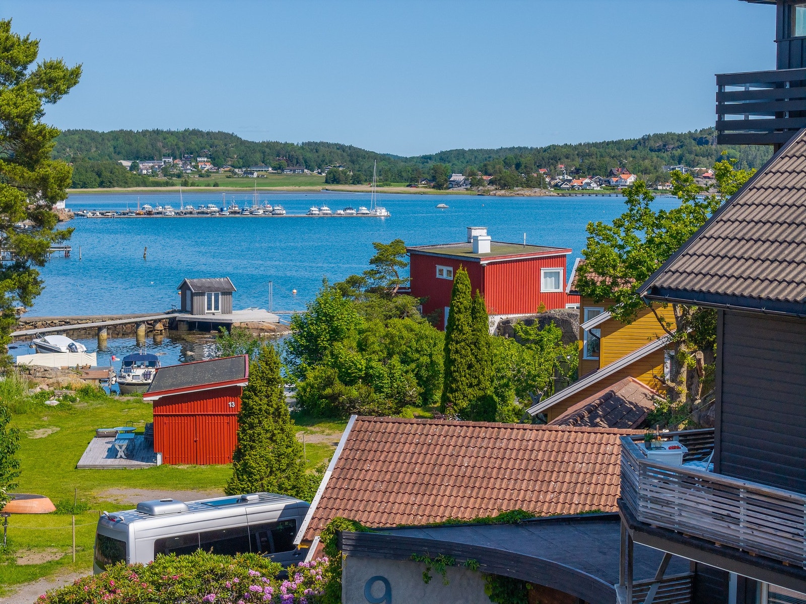 Rett ved stranden, solrikt og skjærgårdsidyll. Galleribilde