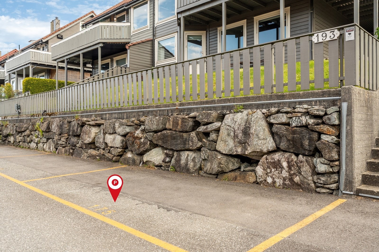 Fast parkeringsplass, plassens nummer er 175. Galleribilde