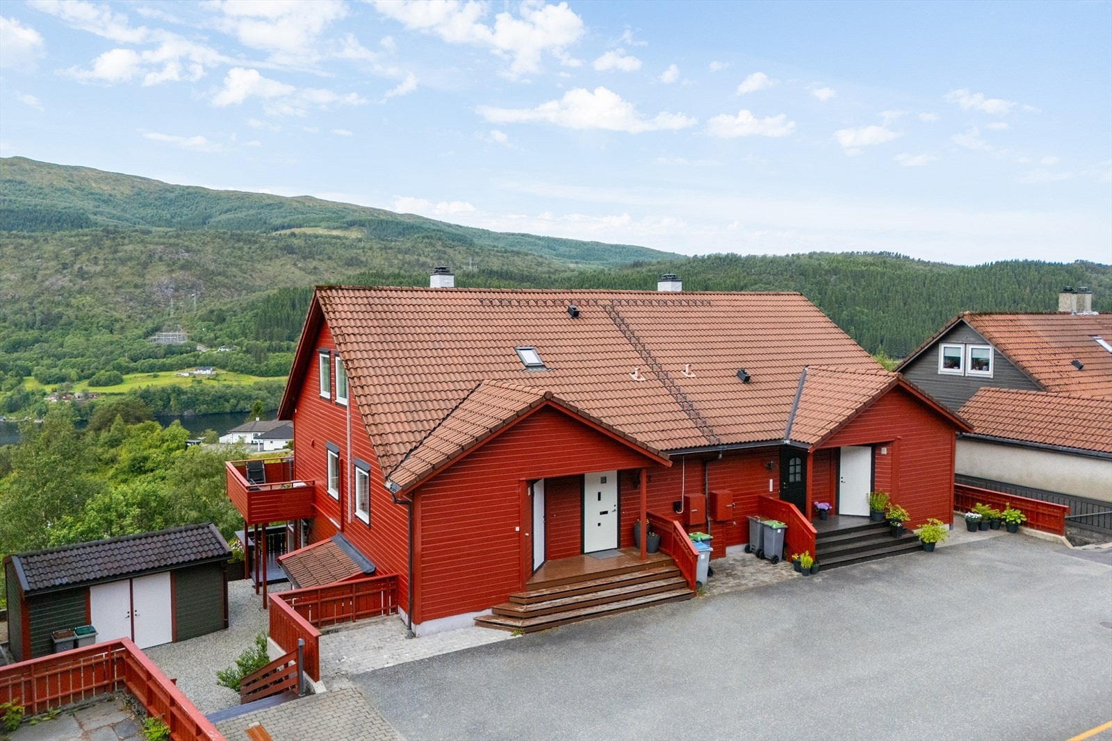 Her bor du i et etablert nabolag med nærhet til skog og mark. Galleribilde