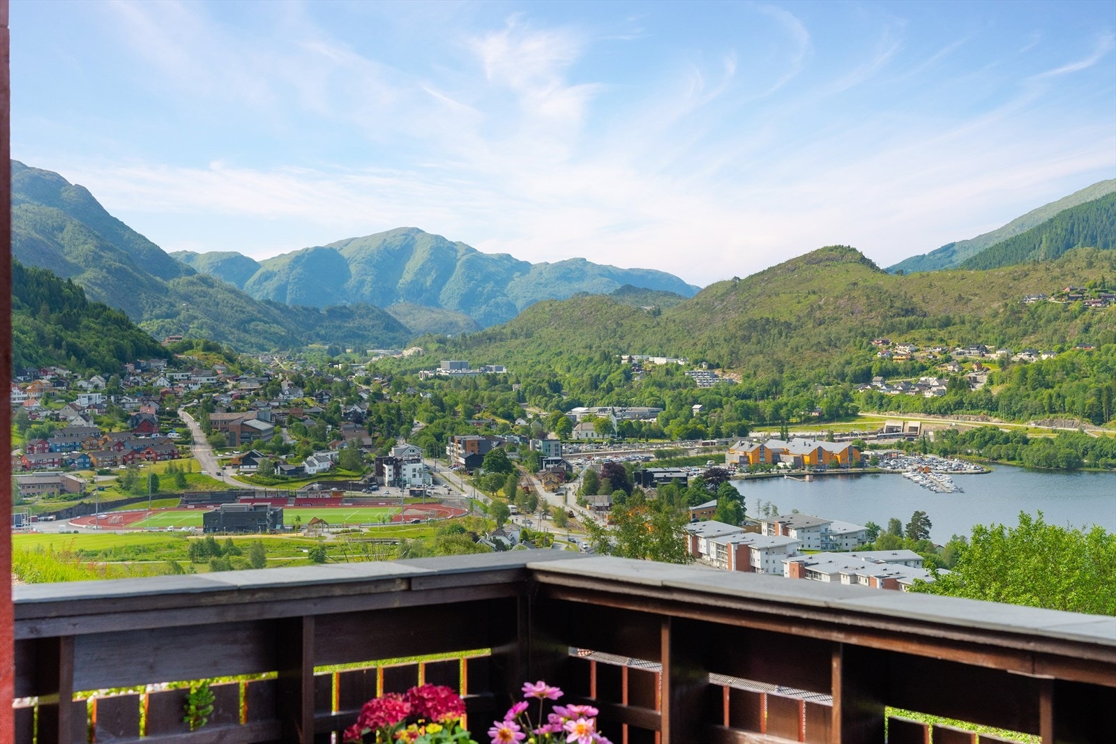 Nydelig utskit over Arnavågen fra altanen. Galleribilde