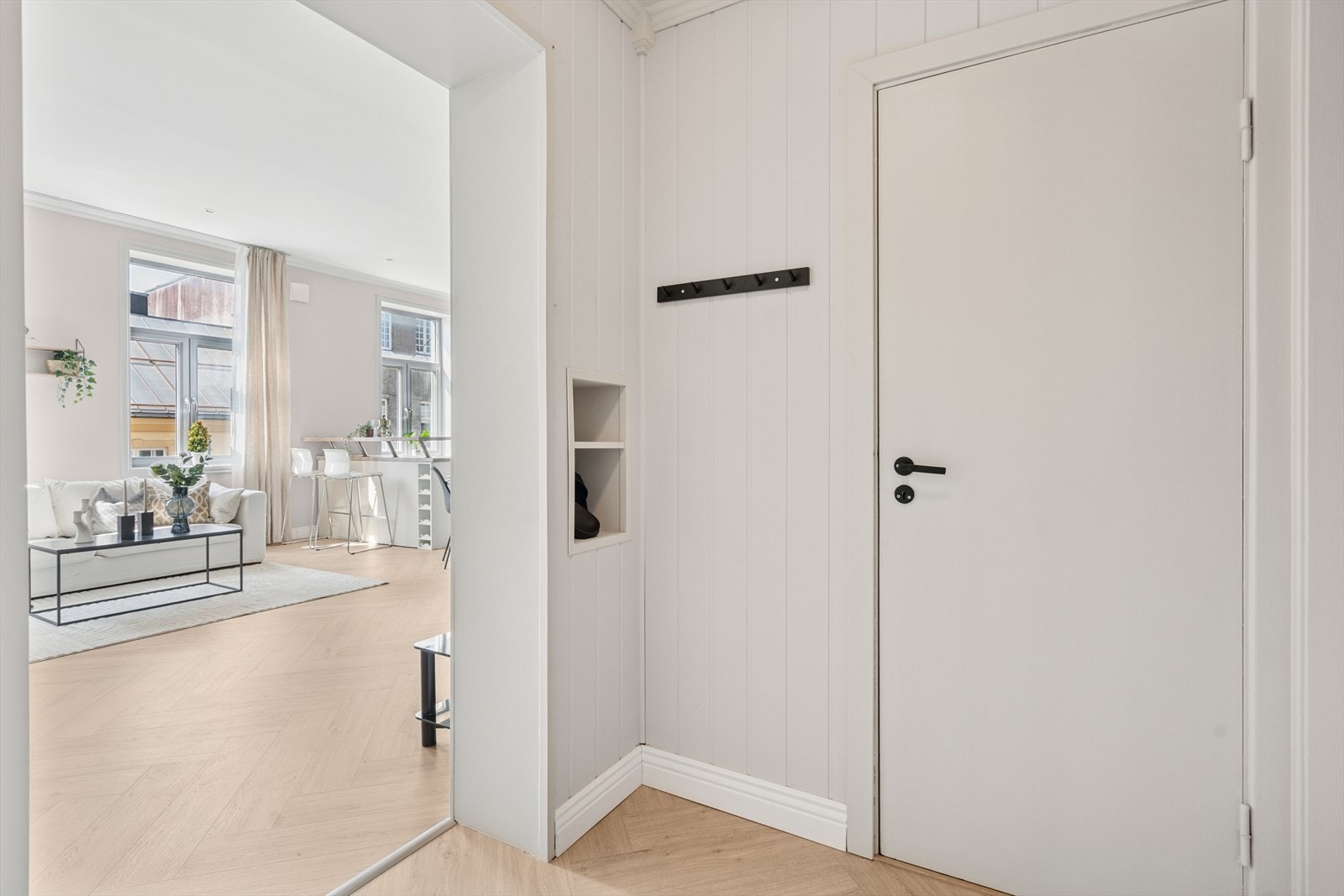 Uten for døren finner du Storgaten som fremstår som en brosteinbelagt paradegate med historie, og huser mange butikker som har vært i bybildet i årevis, i tillegg til annen spennende handel. Galleribilde
