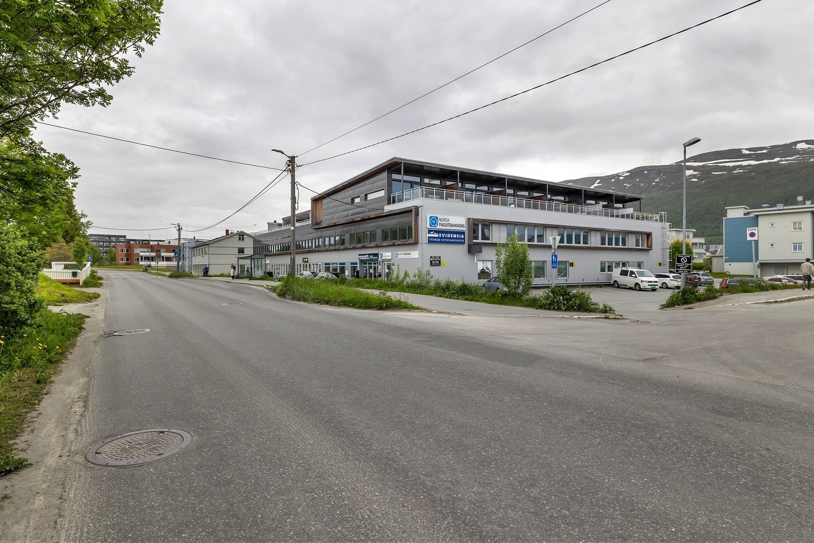 Busstopp rett utenfor blokka, med direkteruter til Jekta, Tromsø sentrum og UiT/UNN Galleribilde