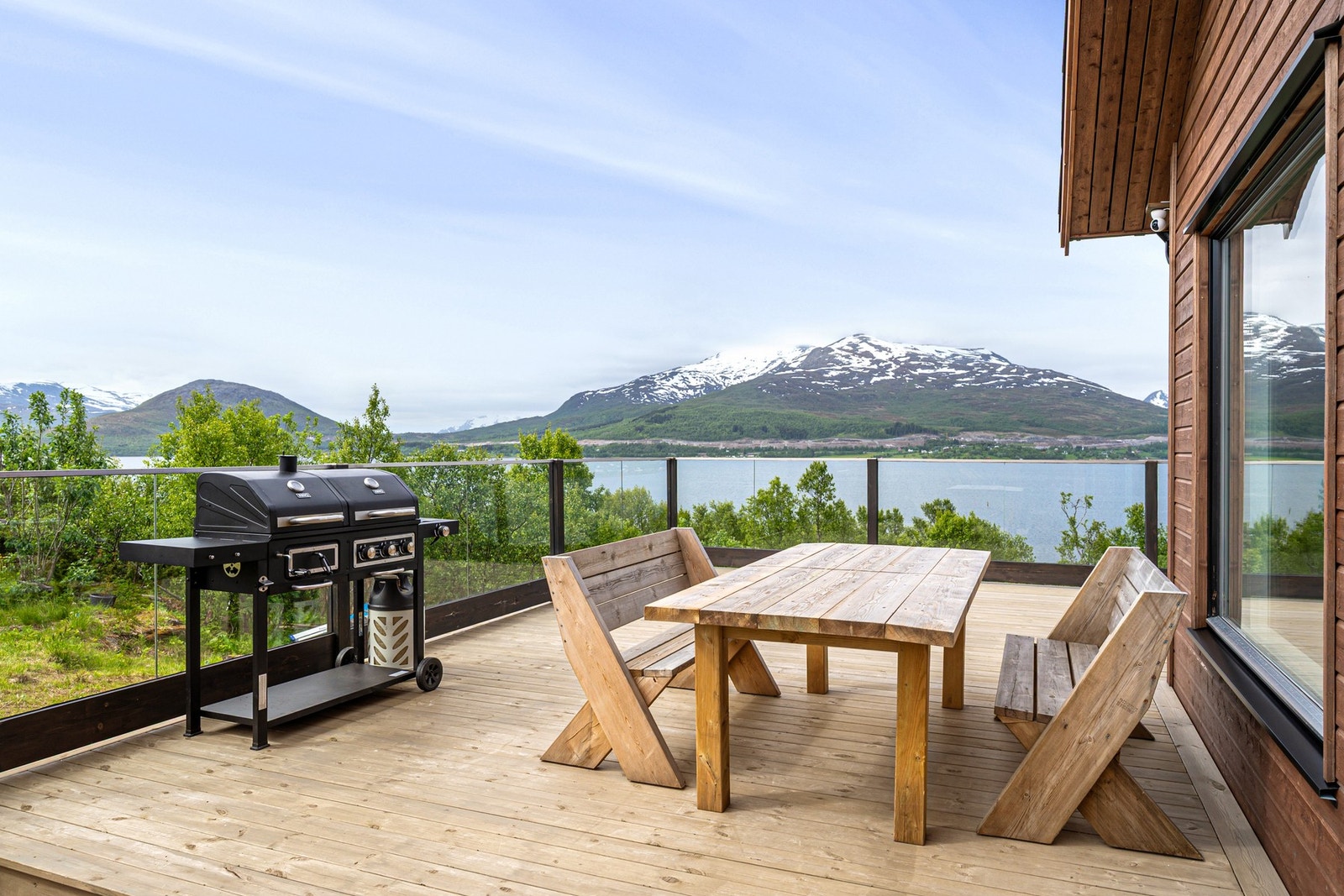 Rikelig med plass til både utemøblement og grill, og en flott samlingsplass for både venner og familie Galleribilde