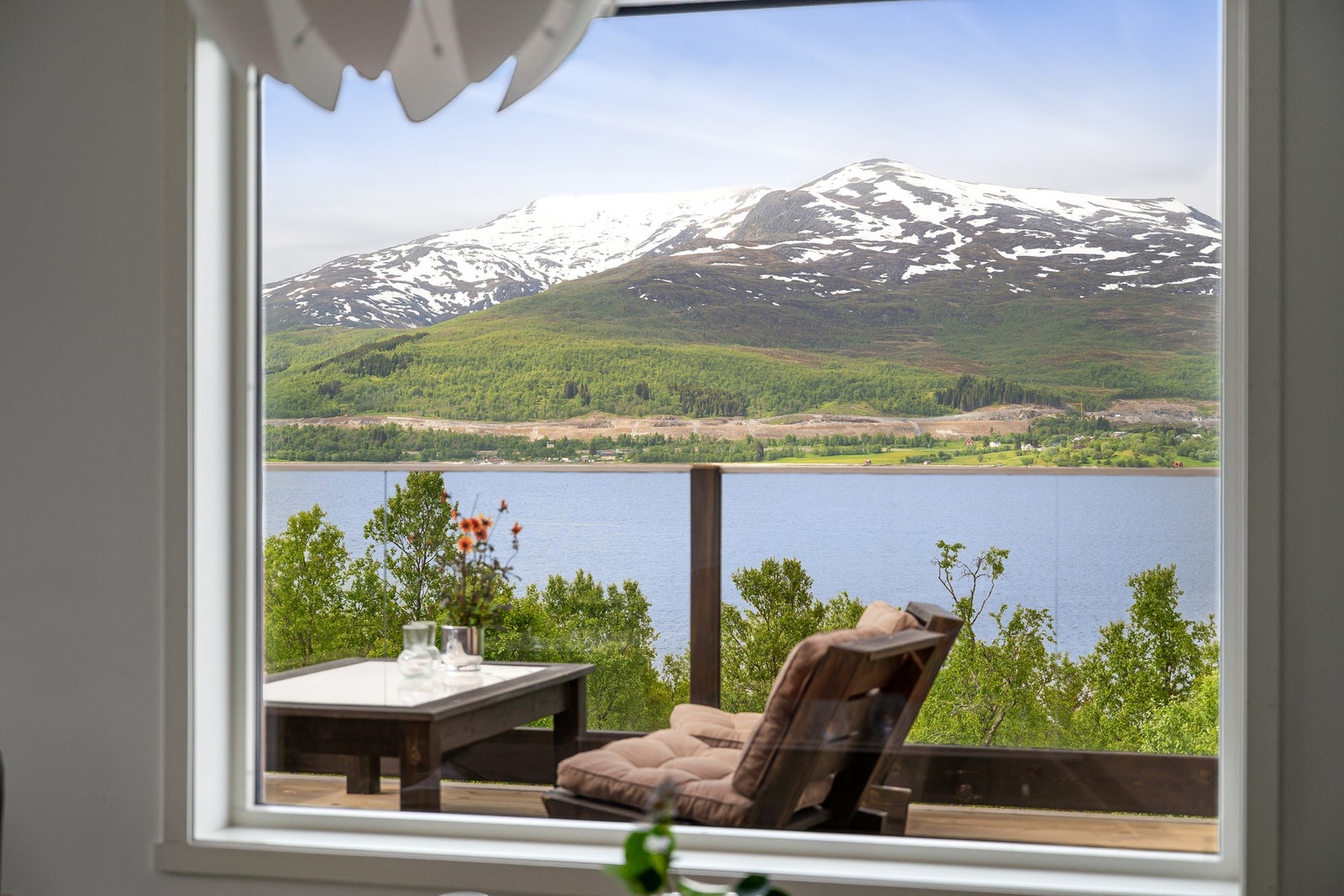 Nydelig utsikt fra stuen mot hav og fjell Galleribilde