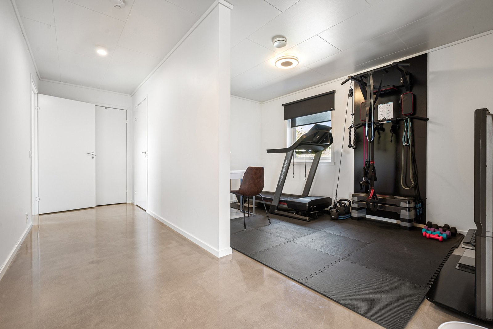 Stue nr 2 er i dag innredet som treningsrom/kontor - her er det flere muligheter! Galleribilde