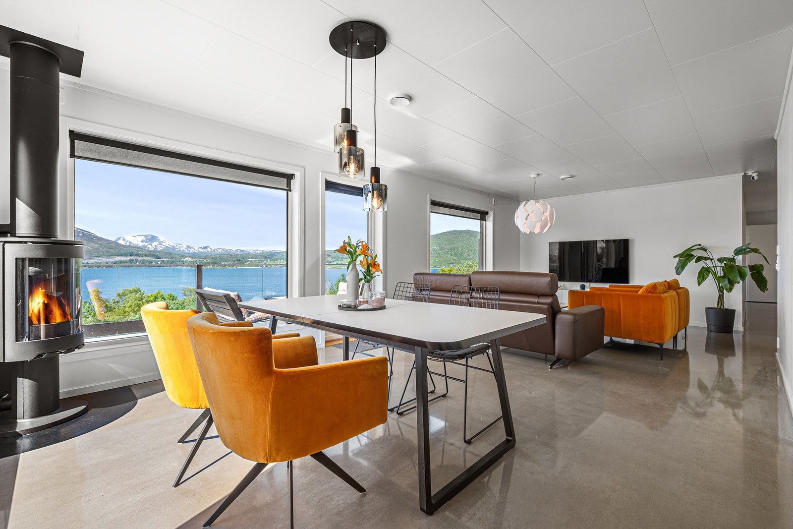 Velkommen inn! Lyst og luftig med masse dagslys som slippes inn gjennom store stuevinduer Galleribilde