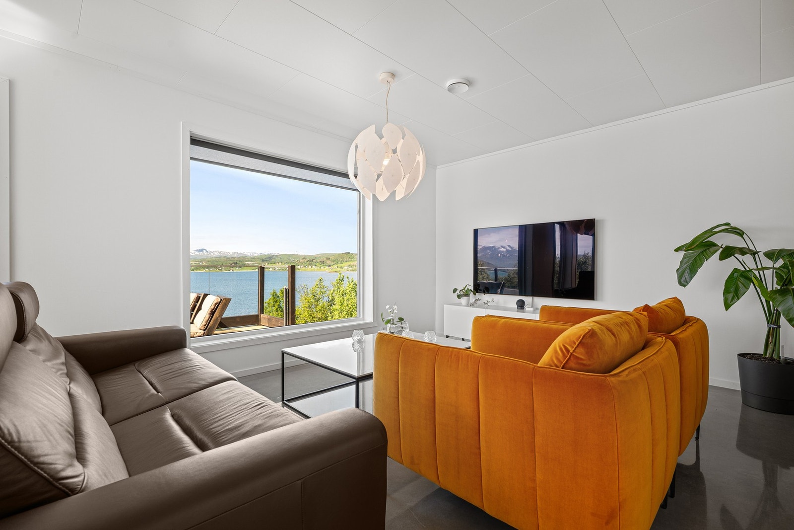 Stua kan enkelt møbleres i ulike soner, her med tv-stue Galleribilde