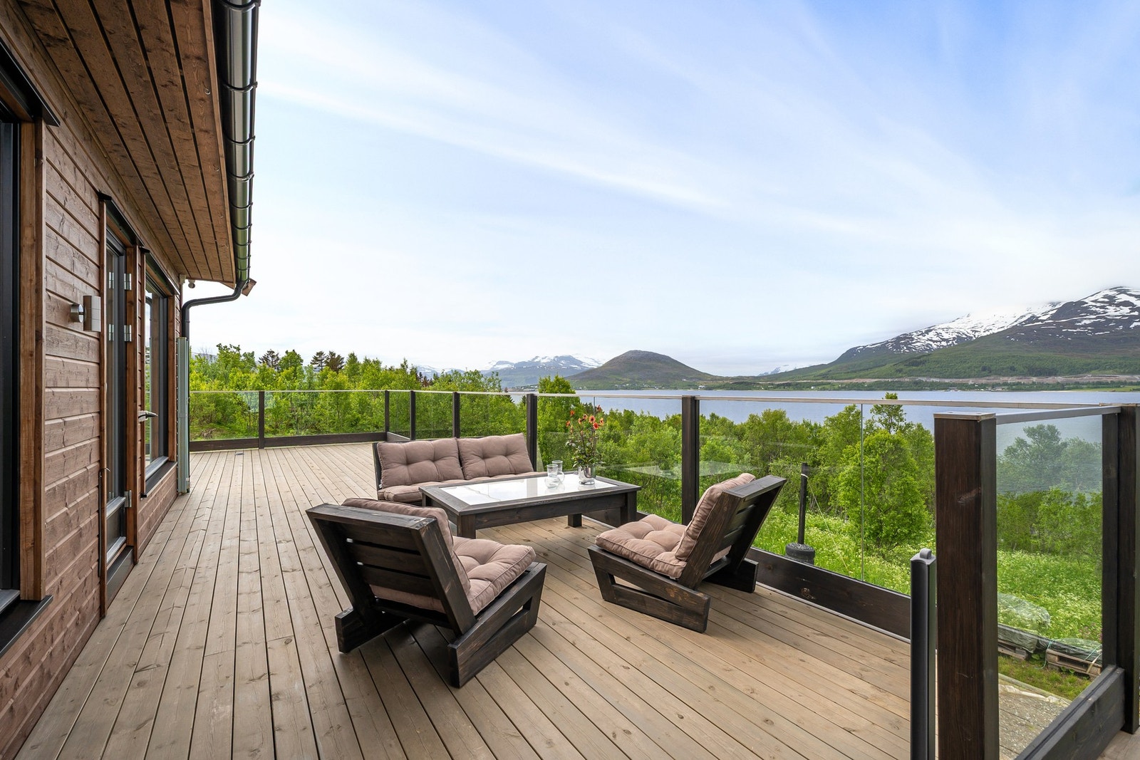 Vi fortsetter utendørs med store, flotte terrasseområder som er vendt mot sørvest og har strålende sol- og utsiktsforhold! Galleribilde