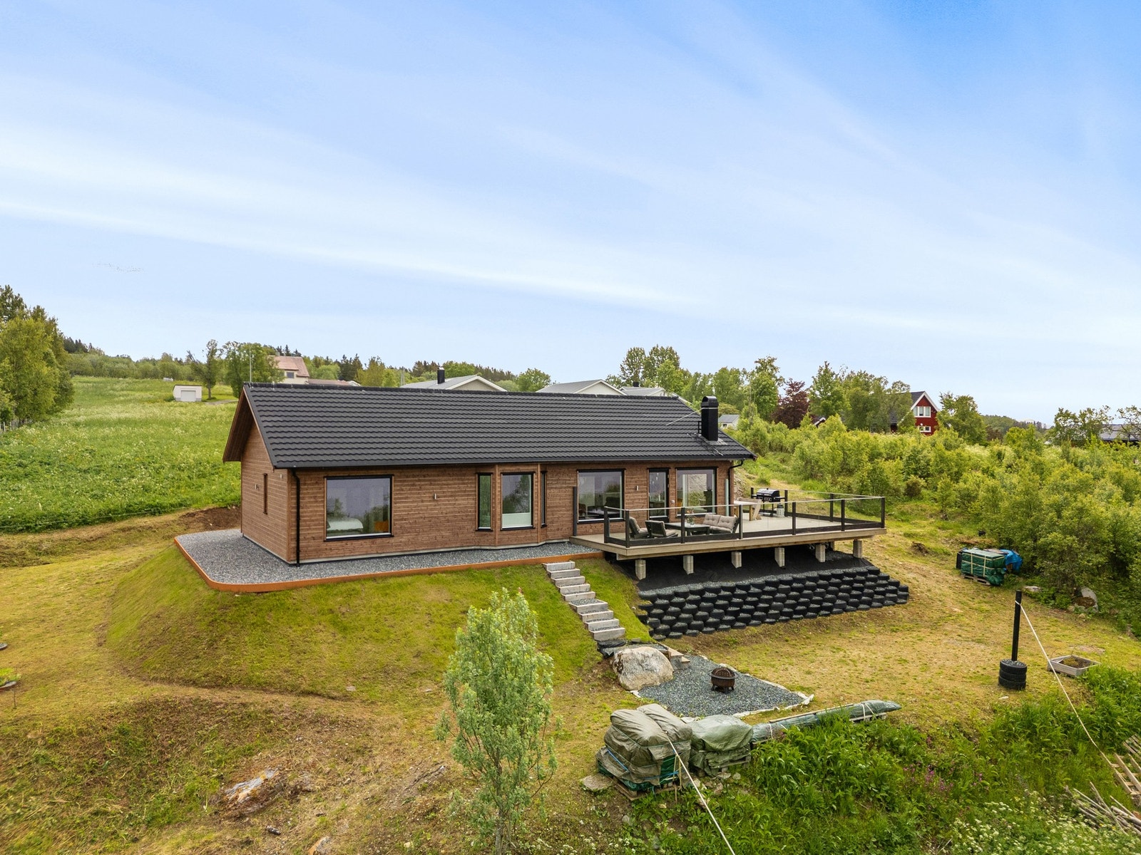 Eiendommen er pent opparbeidet med velstelte uteområder Galleribilde