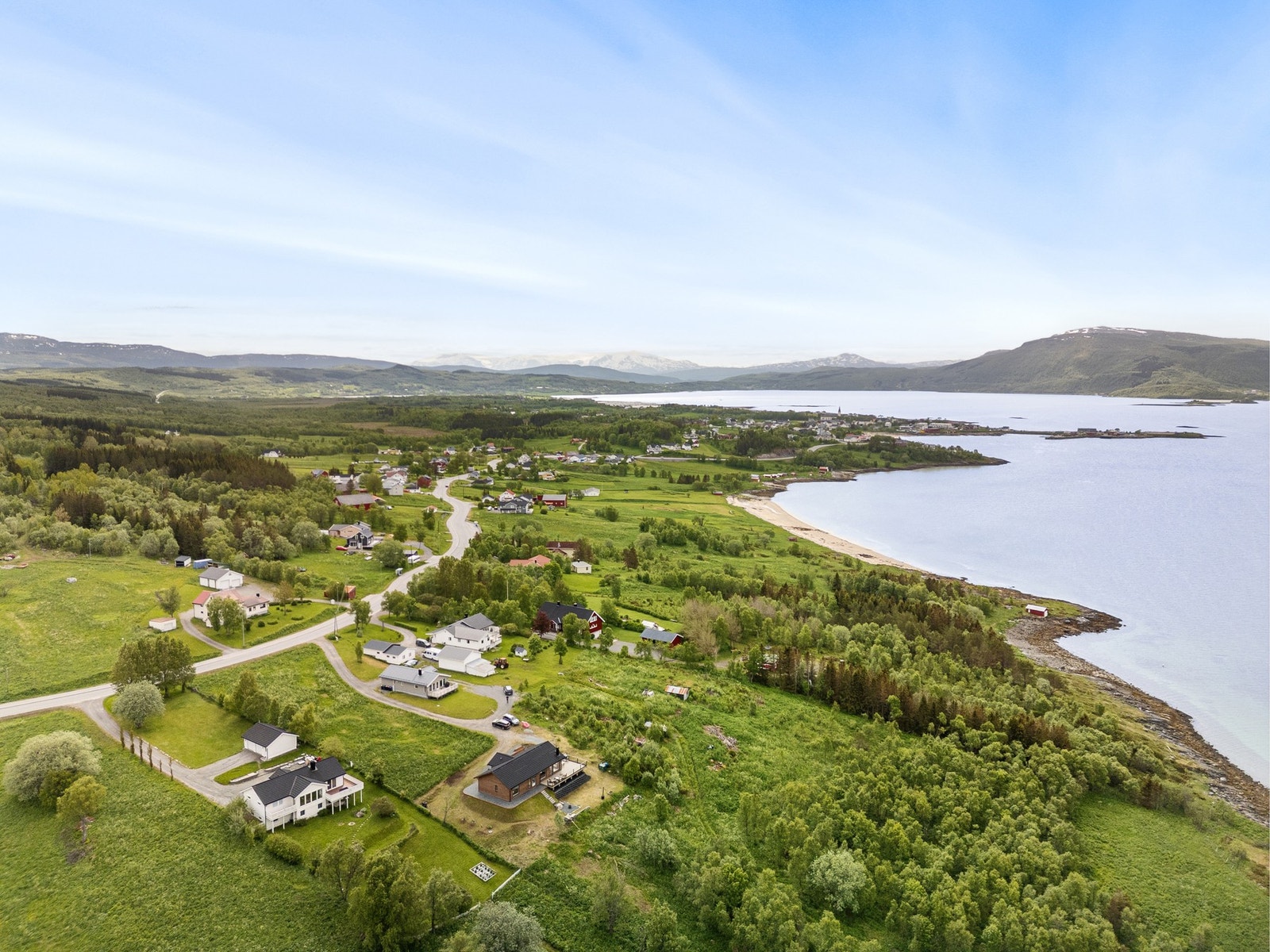 Usjenert beliggenhet ytterst mot havet, uten innsyn fra naboer og omkranset av vakker natur Galleribilde