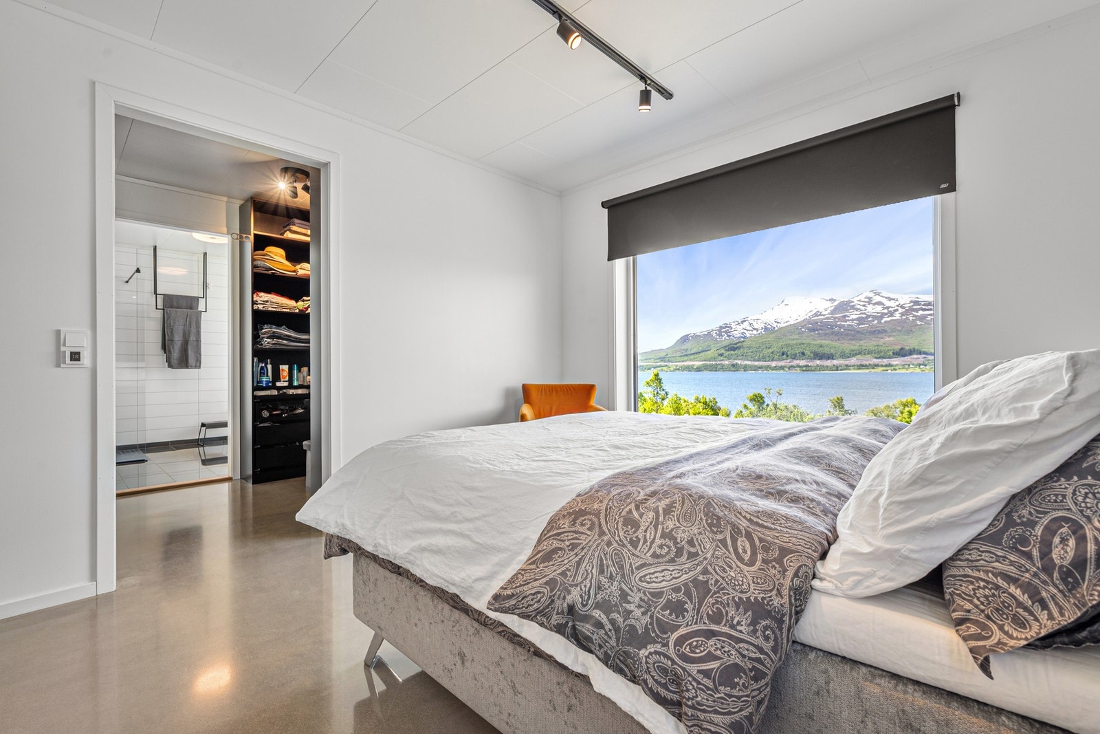 Innenfor walk-in garderoben er det eget bad Galleribilde