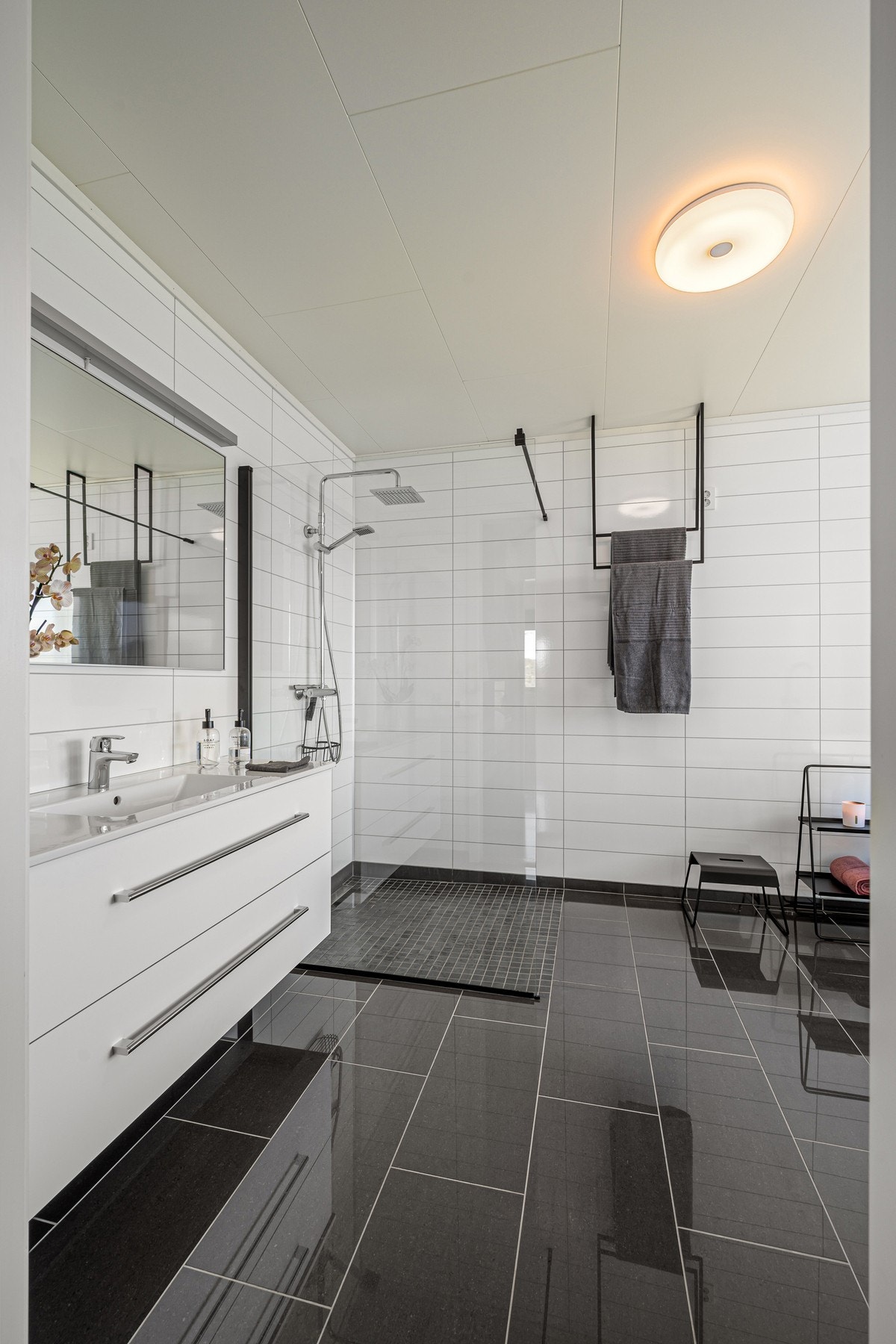 Delikat og romslig hovedbad Galleribilde