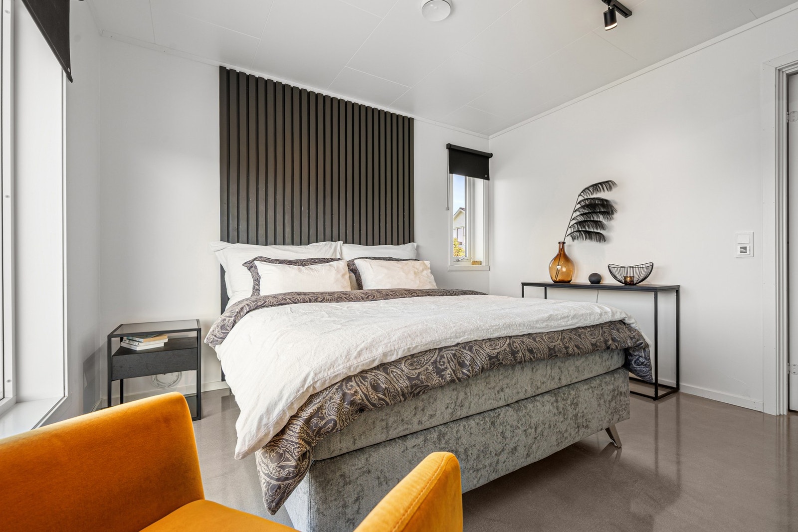 God plass til en stor dobbeltseng og tilhørende nattbord eller annet ønskelig møblement Galleribilde