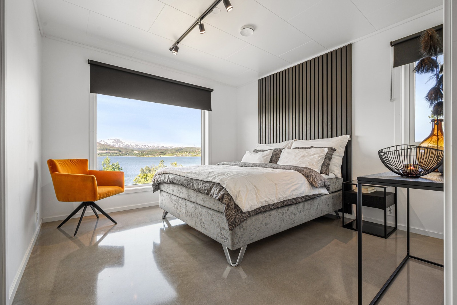 Hovedsoverommet er selvsagt vendt mot havet og har veggmontert sengegavl med spiler Galleribilde