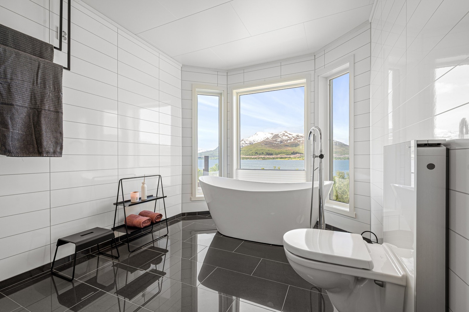 Badekar i tilknytning til de store vinduene hvor du også kan nyte utsikten Galleribilde