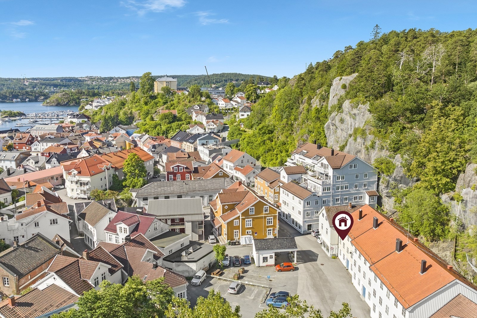 Herfra har man gangavstand til "alt" Kragerø by har å tilby, som restauranter, små forretninger, dagligvareforretninger og nærhet til sjøen. Galleribilde
