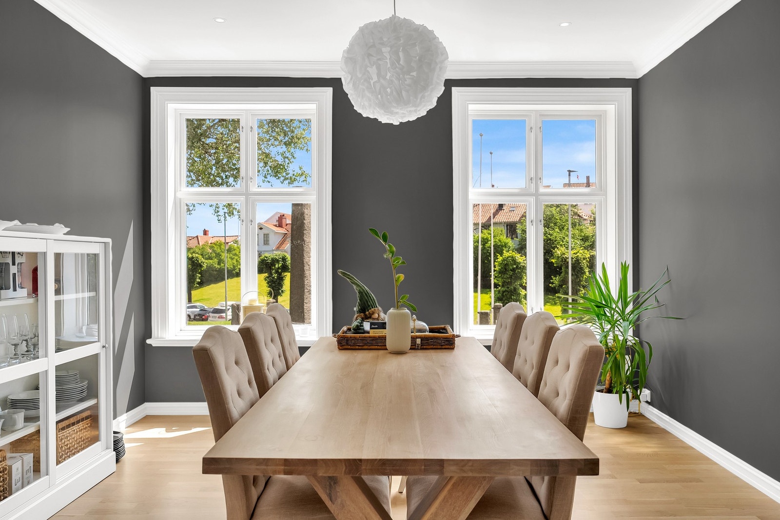 Store vindusflater gir godt med dagslys. Galleribilde