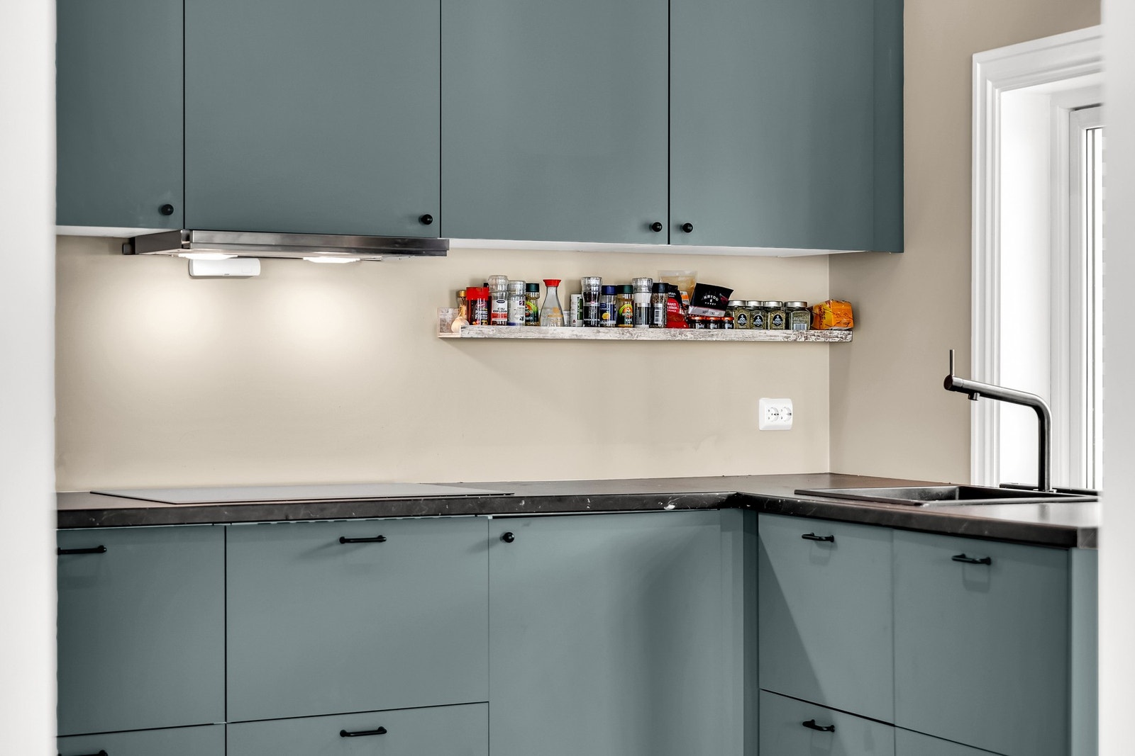 Kjøkkenet er praktisk innredet med folierte skrog og glatte fronter. Galleribilde