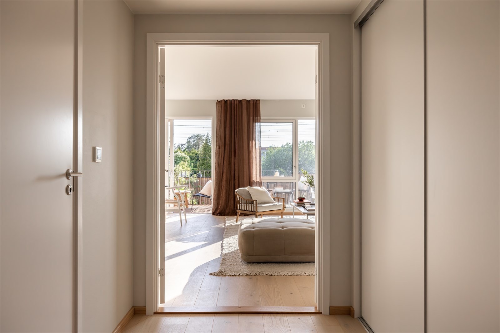 I entré finner du en praktisk, innebygd bod/teknisk rom med skyvedører - perfekt for oppbevaring av yttertøy og sko Galleribilde