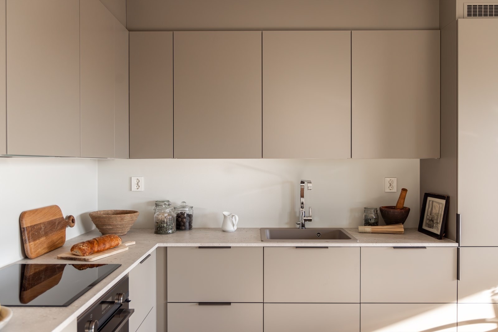 Kjøkkeninnredningen er fra kvalitetsleverandøren HTH - LED-belysningen under overskapene er både energieffektiv og praktisk Galleribilde