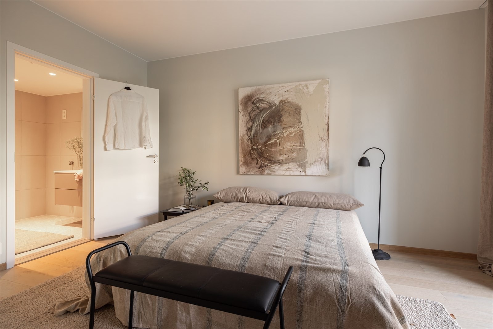 Det er god plass til dobbeltseng og nattbord Galleribilde