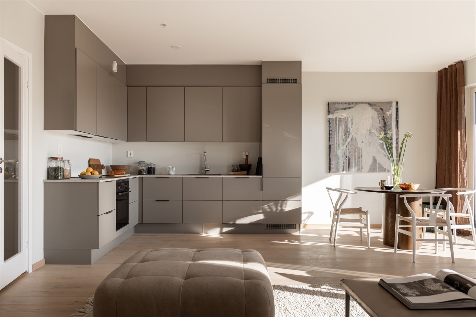 Den åpne planløsningen gir gode møbleringsmuligheter for både sofagruppe, spisebord og øvrig interiør - tilpasset dine behov og ønsker Galleribilde