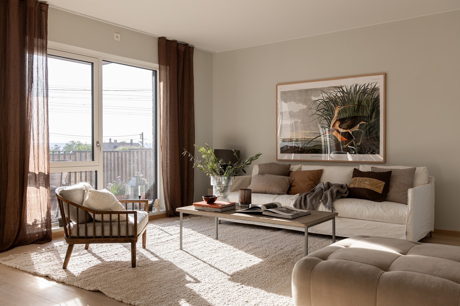 Leiligheten har adkomst til en vestvendt balkong, samt en østvendt markterrasse hvor morgenkaffen kan nytes Galleribilde