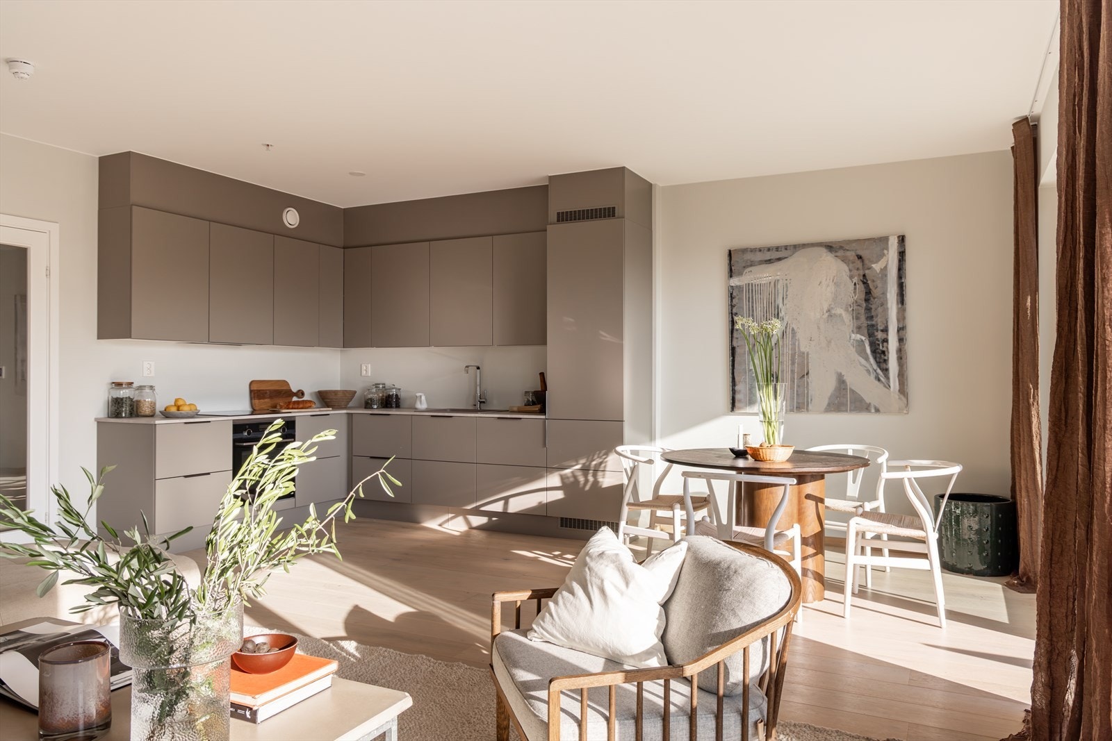 De integrerte hvitevarene fra Siemens sikrer optimal ytelse og stil, og inkluderer induksjonstopp, komfyr med pyrolyse, oppvaskmaskin samt kjøle/- og fryseskap - Nedfelt oppvaskkum fra Blanco i modell Naya 6 Tartufo, og blandebatteri fra Tapwell. Galleribilde