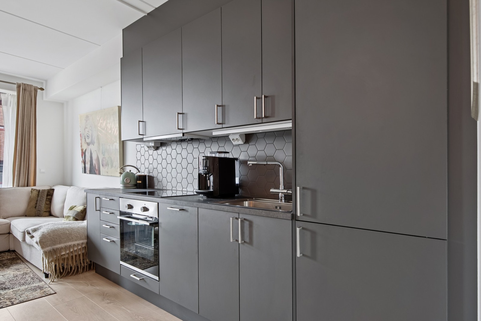 Kjøkkeninnredning med glatte fronter og laminert benkeplate. Galleribilde