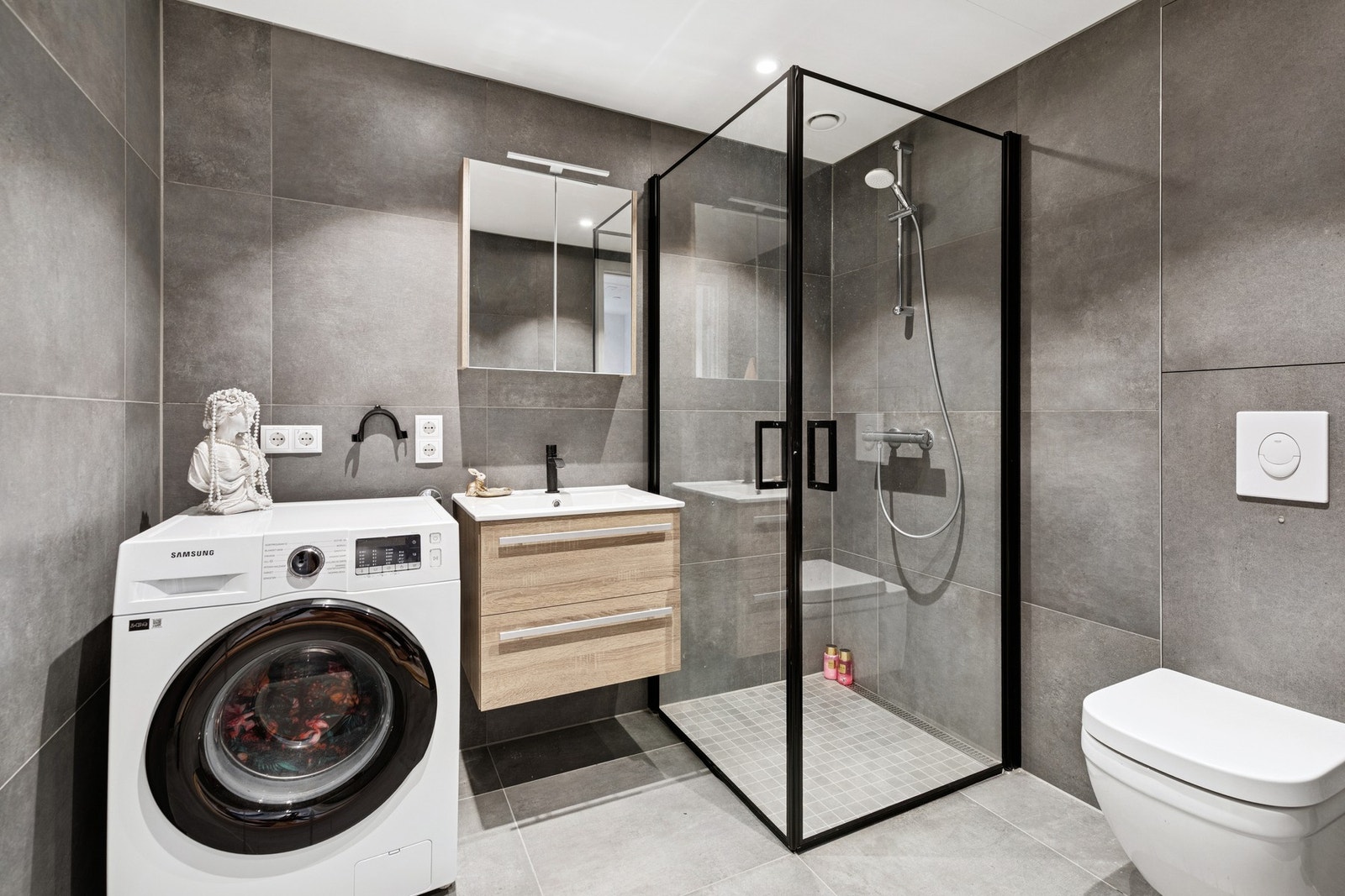 Delikat, helfliset baderom med varmekabler for ekstra komfort. Galleribilde