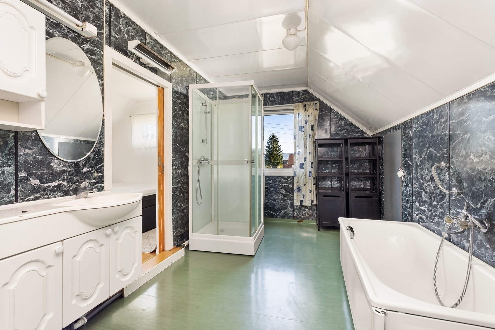 Badet har innredning med heldekkende servant, badekar, dusjkabinett og toalett. Galleribilde