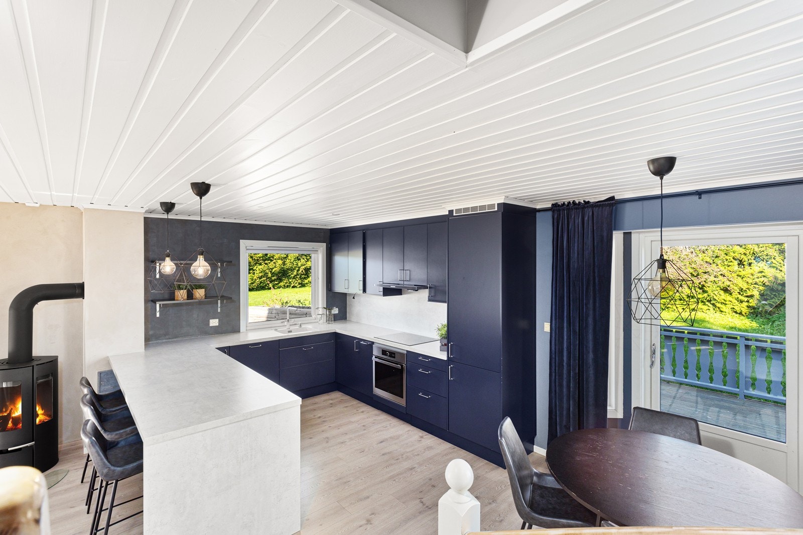 Over platetoppen er det ventilator av fabrikasjonsmerke "Røroshetta". Galleribilde