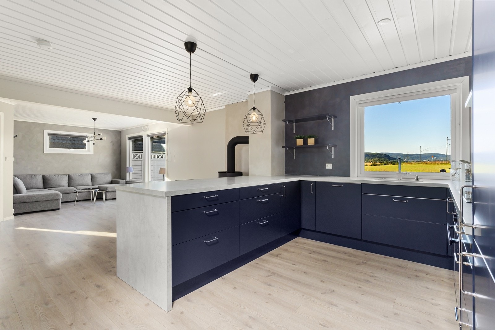 Kjøkkenet er praktisk utnyttet med gode arbeidsflater og godt med oppbevaring i skuffer og skap. Galleribilde