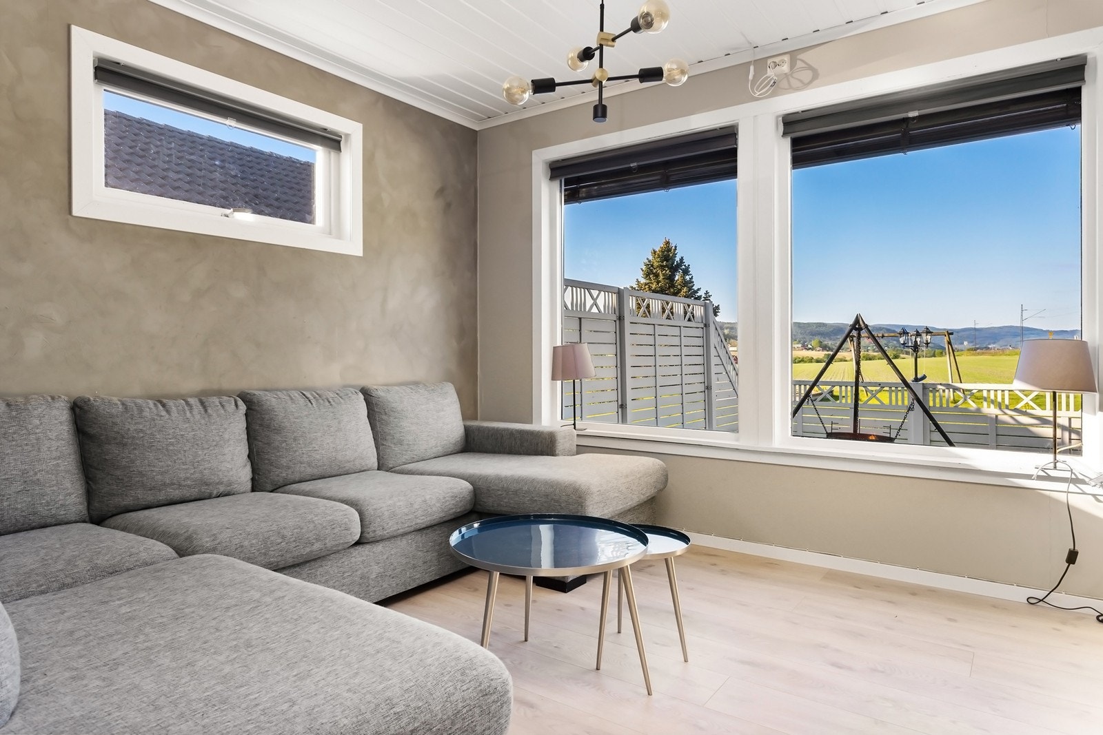 Godt med lysinnslipp av store vinduer. Galleribilde