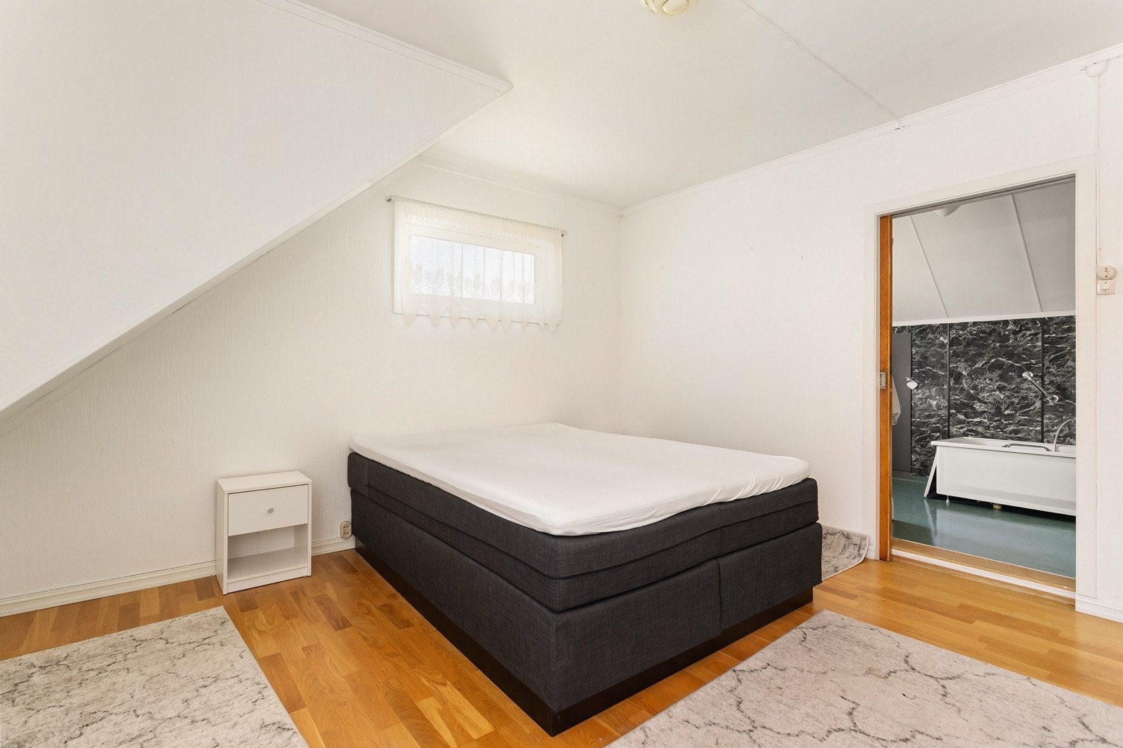 Rommet har adkomst via badet i etasjen. Galleribilde