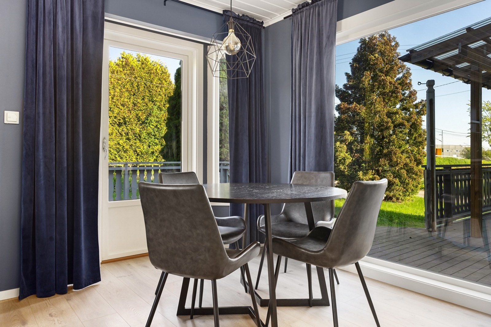 Fra spisestue er det utgang til terrasse. Galleribilde