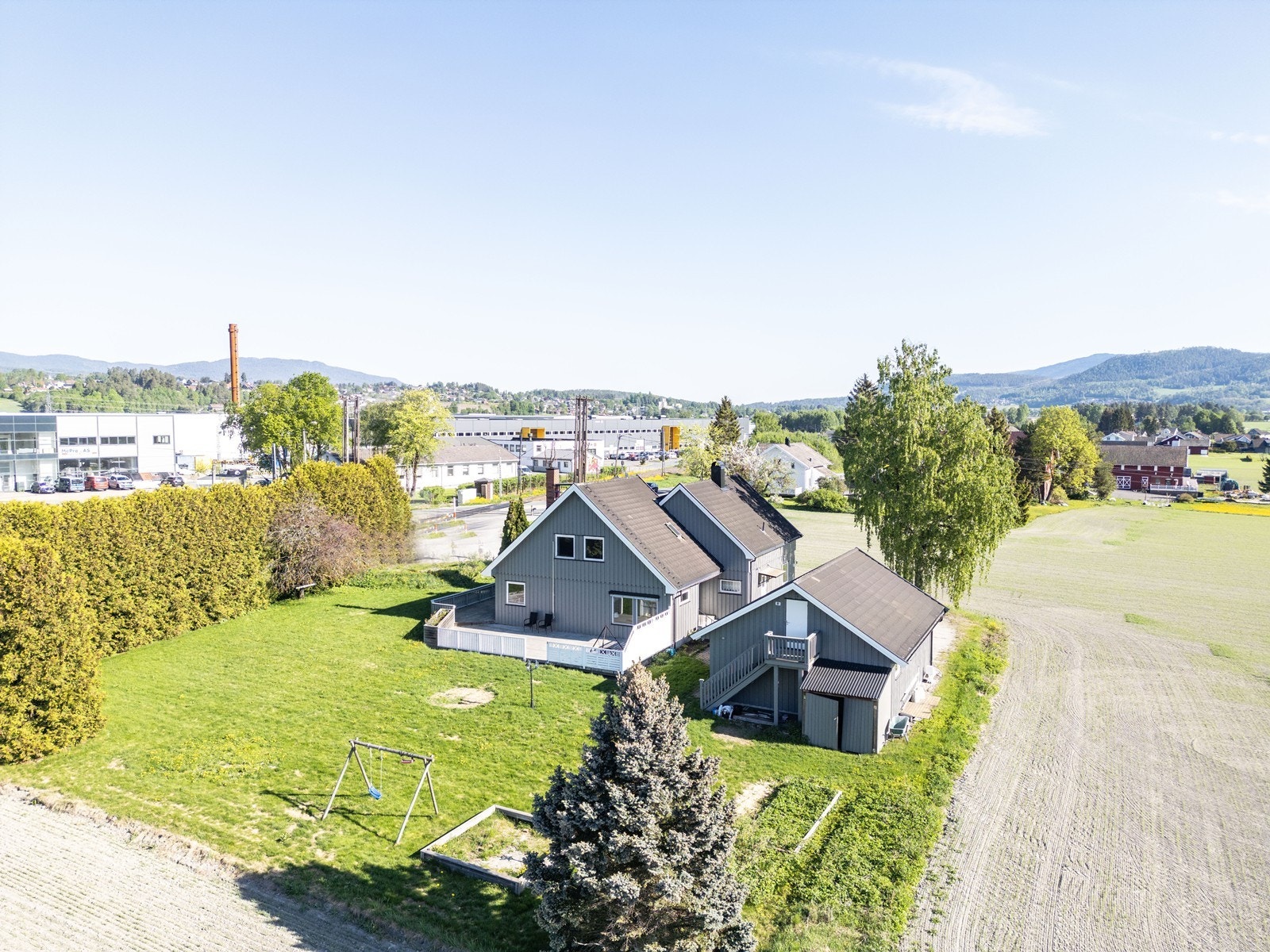 Fra boligen er det ca. 100 meter til nærmeste bussholdeplass. Det er ca. 1,9 km til Hokksund stasjon hvor det går buss mot Vikersund og Drammen, samt togavganger med god forbindelse mot til Drammen/Oslo og Kongsberg. Galleribilde
