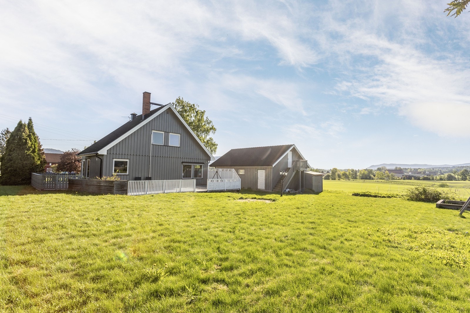 Fra eiendommen er det kort vei til Eiker senter og Hokksund sentrum som kan by på de fleste fasiliteter og servicetilbud, butikker, dagligvare, vinmonopol, restauranter og cafeer. Galleribilde