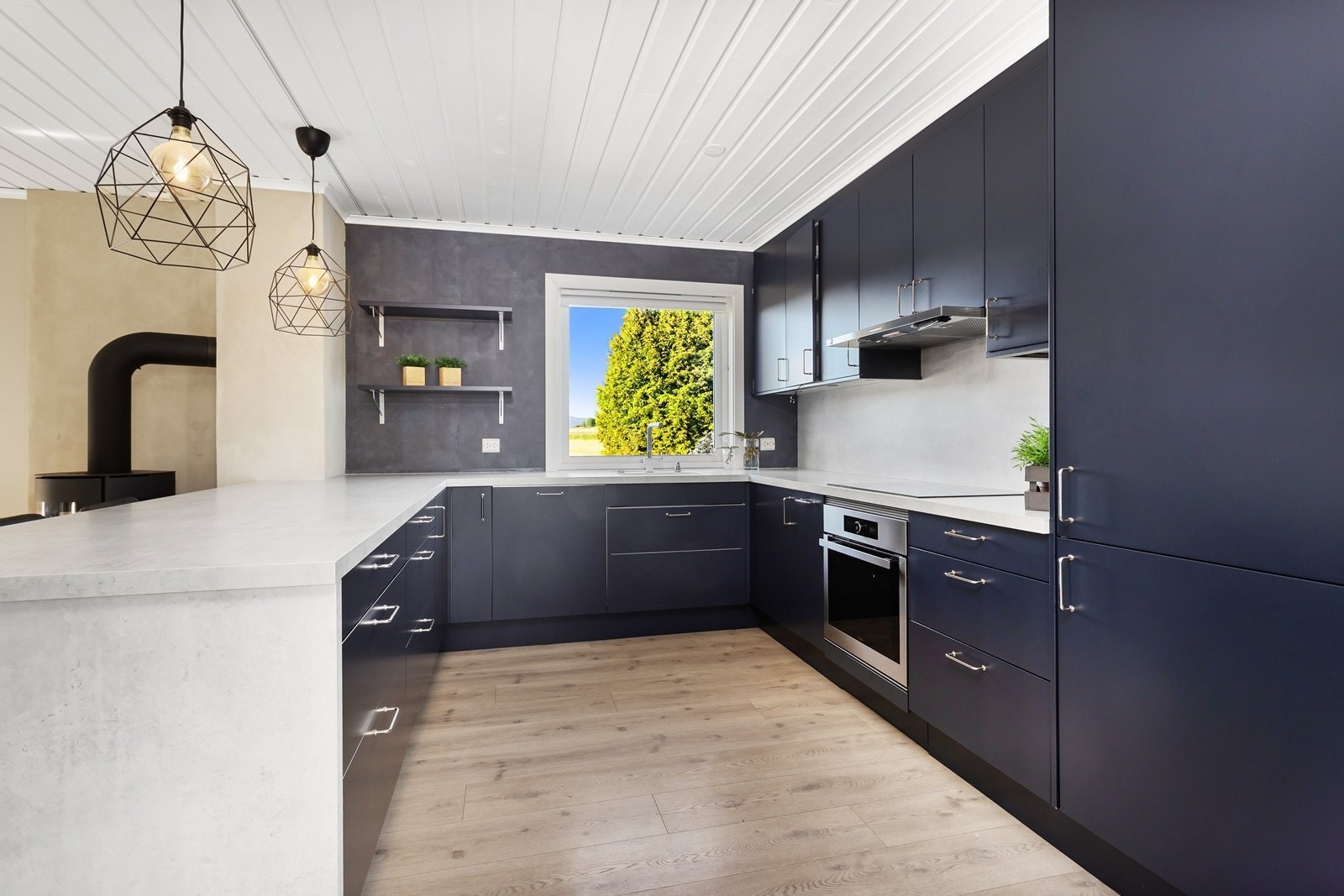 Integrerte hvitevarer som oppvaskmaskin, platetopp, stekeovn og frys/kjøleskap av fabrikasjonsmerke "Whirlpool". Galleribilde