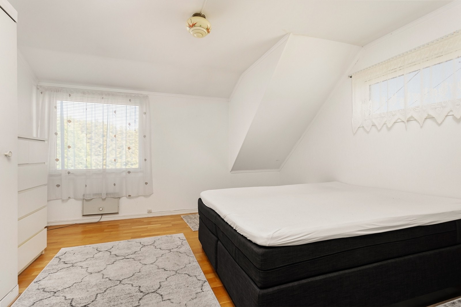 Hovedsoverommet er av god størrelse med plass til dobbeltseng og oppbevaring. Galleribilde