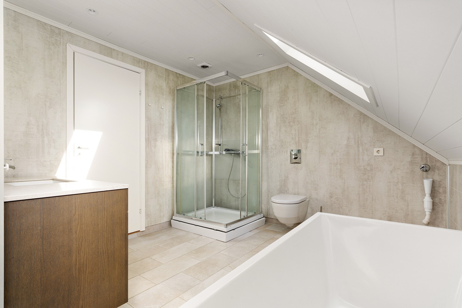 Rommet har innredning med servant, badekar, toalett og dusjkabinett. Galleribilde