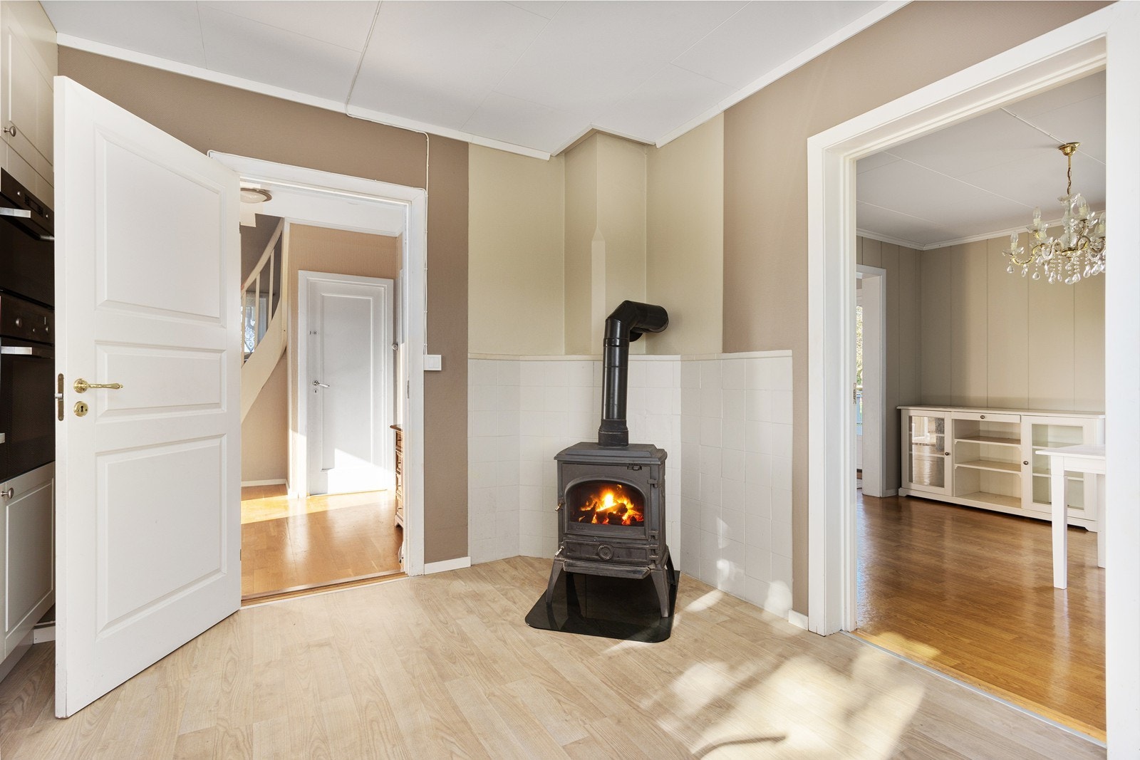 På kjøkkenet er det montert en vedovn. Galleribilde