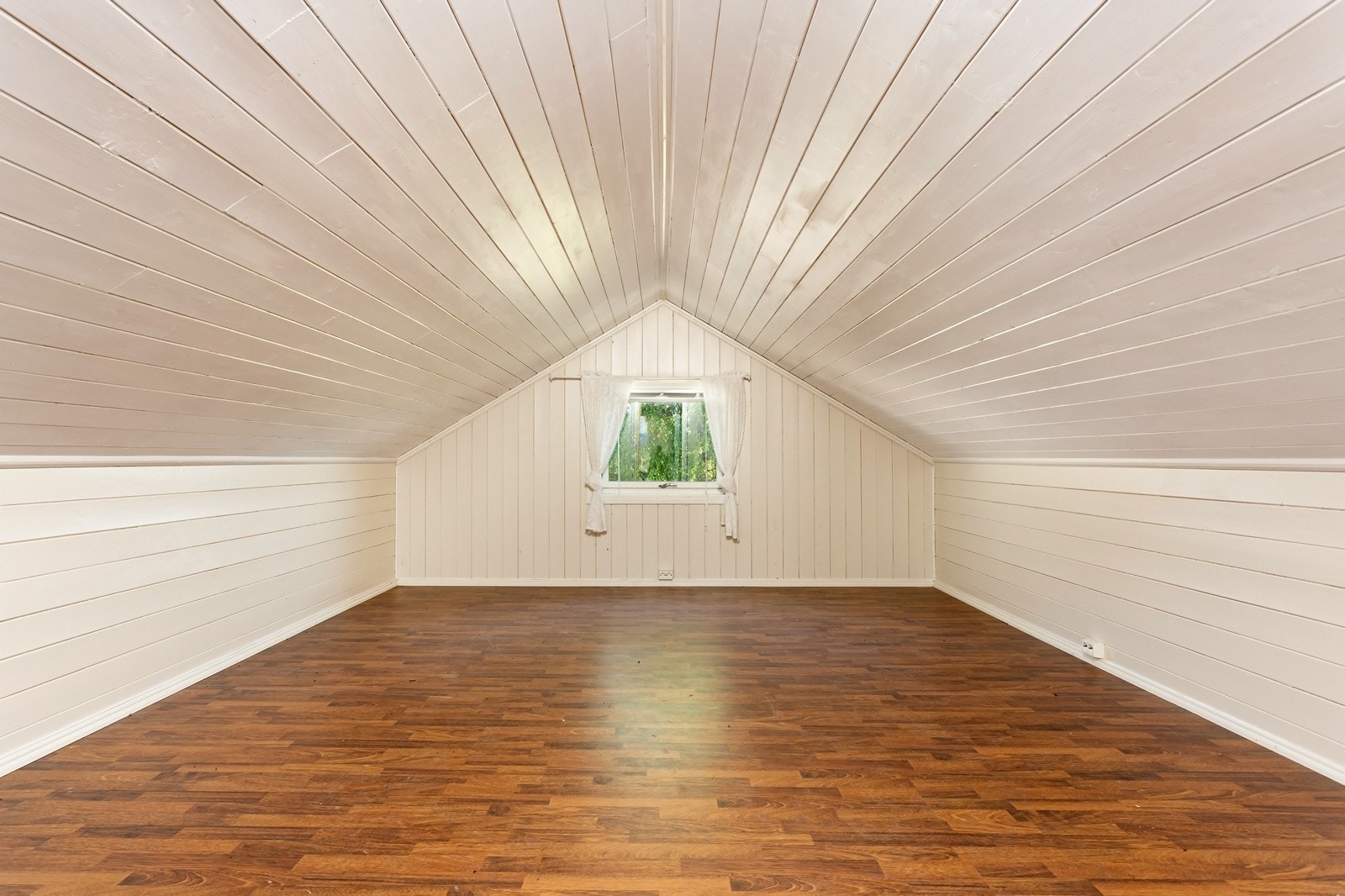 Loft på garasje. Galleribilde