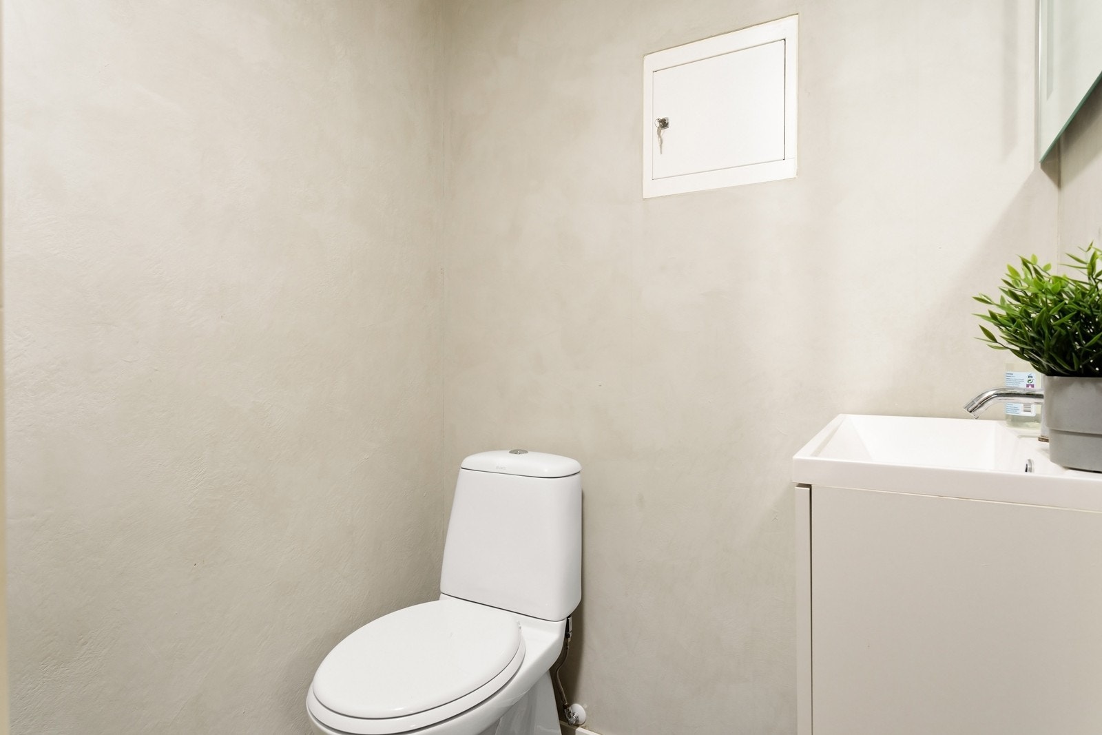 Toalettrom med servant og toalett. Galleribilde