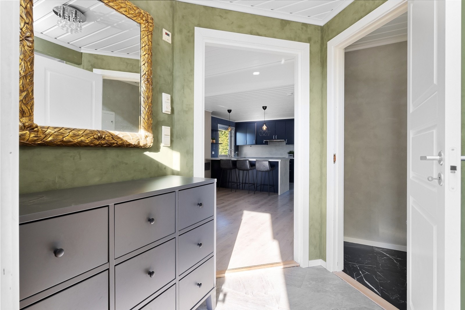 Koselig entré malt i en flott grønnfarge og er tilknyttet toalettrom. Galleribilde