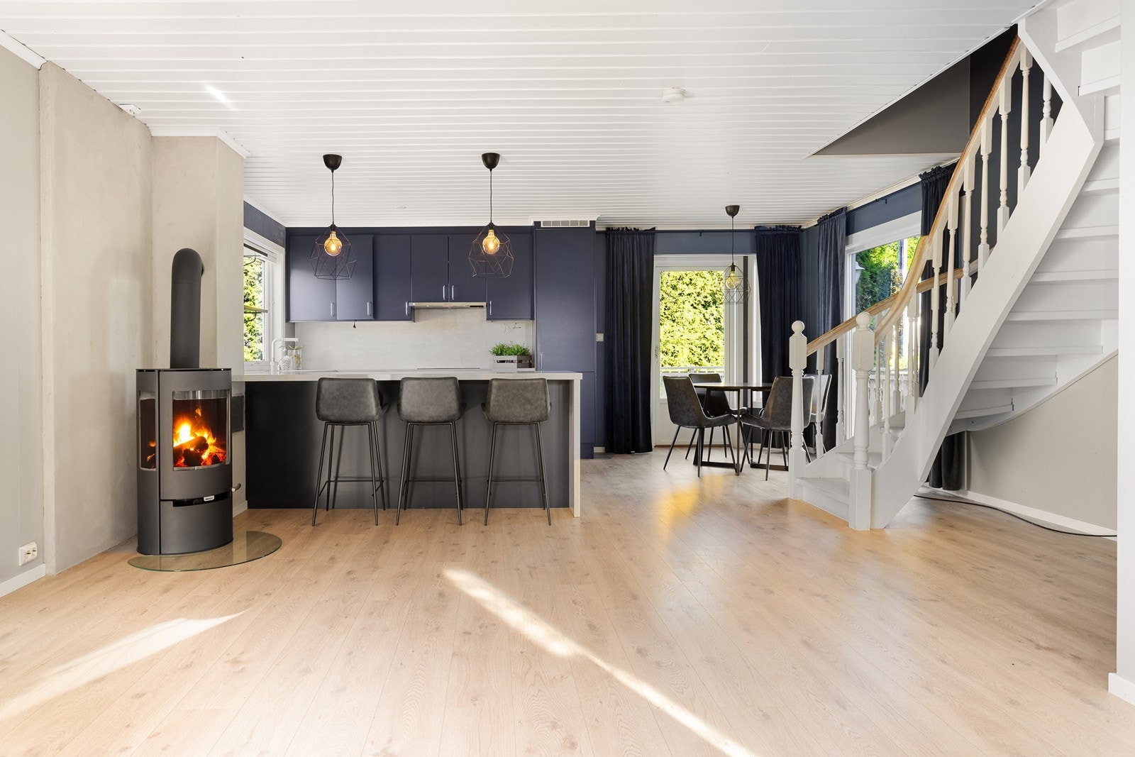 Den åpne stue- og kjøkkenløsningen skaper et sosialt allrom. Galleribilde