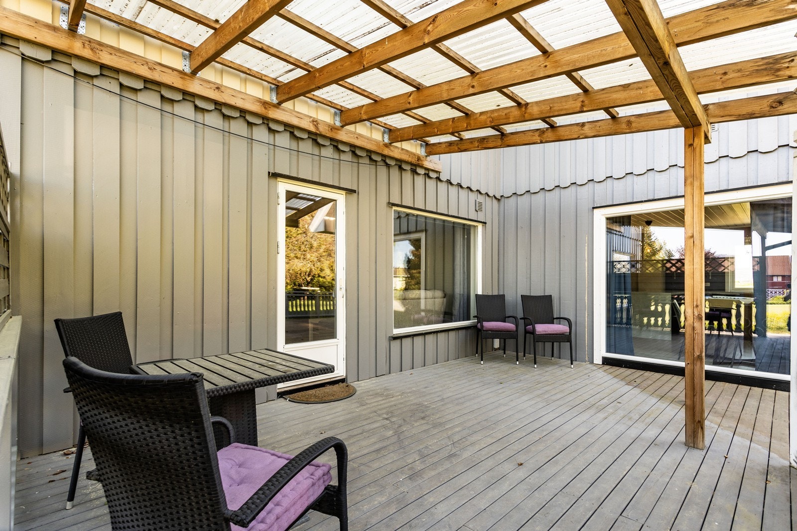 Terrasse med utgang fra stue i den eldste delene av boligen. Galleribilde