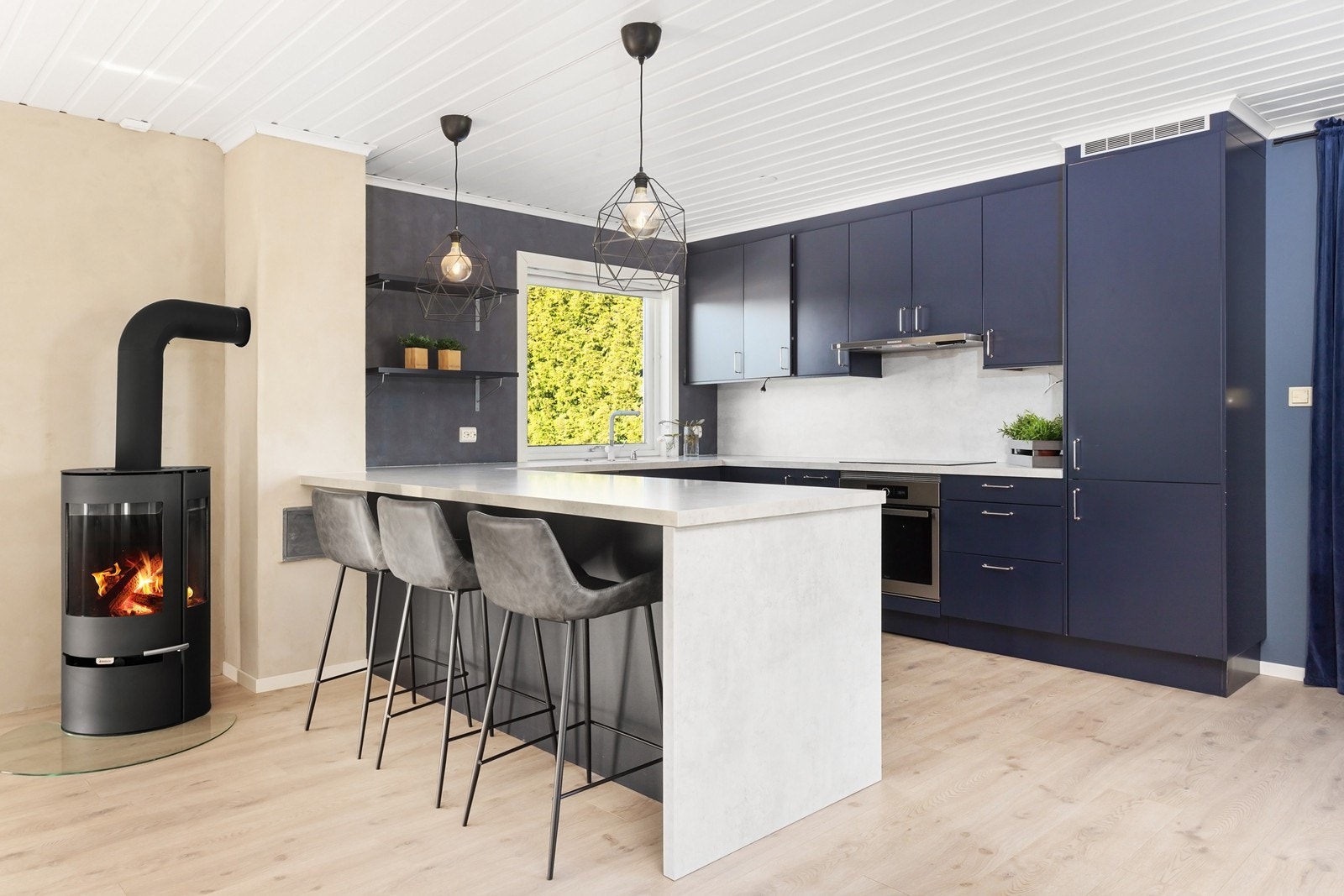 Moderne kjøkken fra 2018 med glatte fronter i en dyp blåfarge. Galleribilde