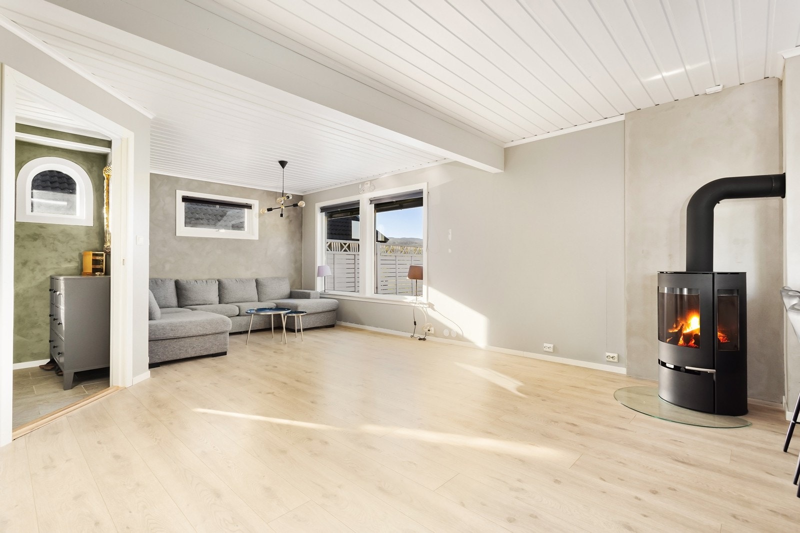 Stuen er lys og luftig. Galleribilde